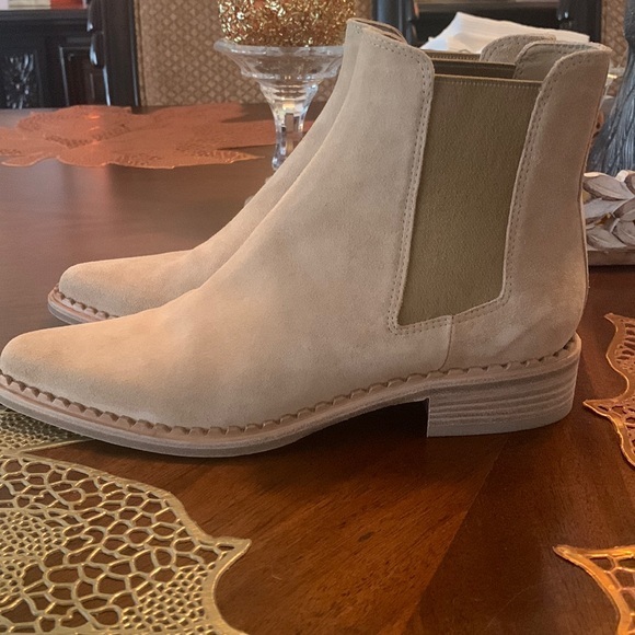 VINCE
‼️New $395.00  VINCE Italian Suede Chelsea Boots - Picture 1 of 11